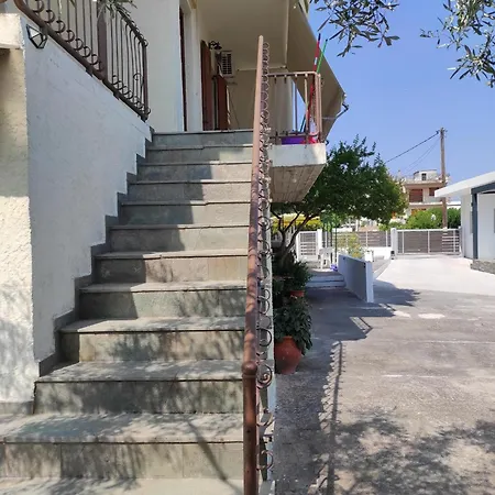 νέος πύργος Family Néos Pírgos